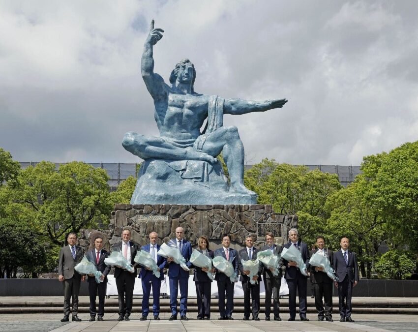 G7 health ministers lay flowers at statue for Nagasaki A-bomb victims
